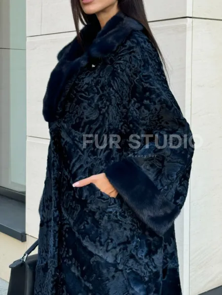 Шуба из каракуля Indigo Blue с отделкой из меха норки, фасон кокон - фото 1