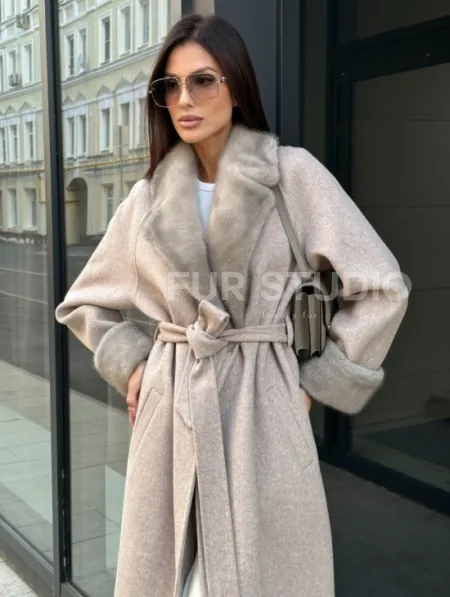 Женское демисезонное пальто с отделкой из меха норки - фото 4
