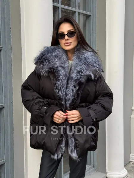 Модный пуховик в стиле Oversize с натуральным мехом чернобурки - фото 9