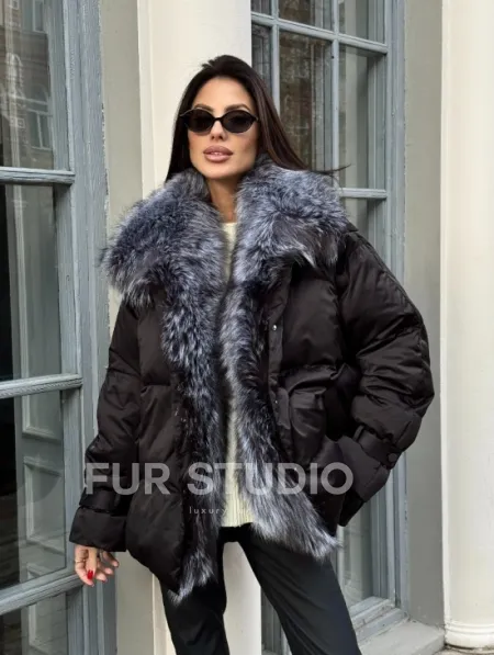 Модный пуховик в стиле Oversize с натуральным мехом чернобурки - фото 0