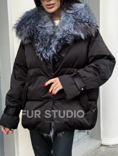 Модный пуховик в стиле Oversize с натуральным мехом чернобурки - фото 2