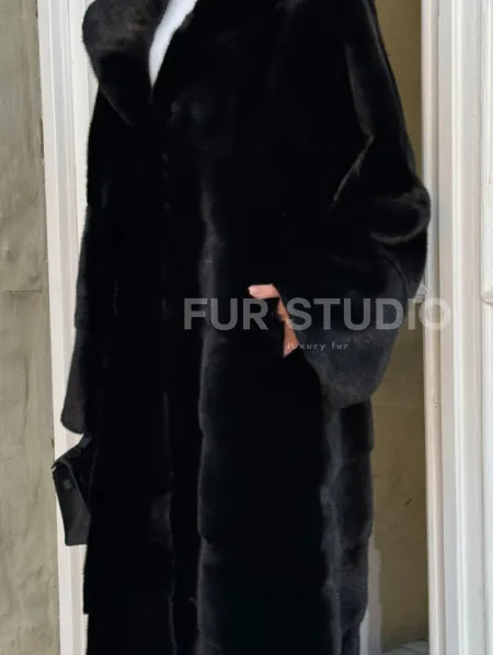 Шуба кимоно с капюшоном черного цвета из скандинавской норки Saga Furs - фото 1