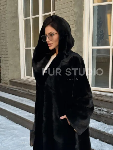 Шуба кимоно с капюшоном черного цвета из скандинавской норки Saga Furs - фото 2