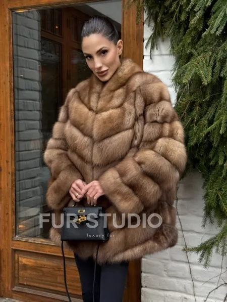 Полушубок из куницы с воротником V-образным - фото 13