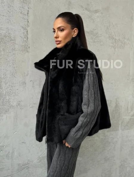 Черная норковая жилетка - фото 8