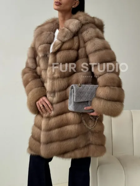 Шуба из куницы с капюшоном в цвете тор-тор - фото 4