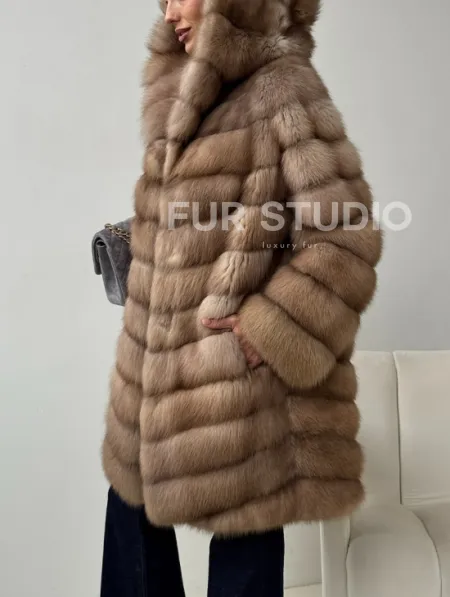 Шуба из куницы с капюшоном в цвете тор-тор - фото 2