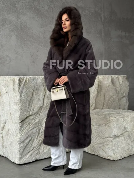 Шуба норковая графитовый ирис с капюшоном куницы - фото 9