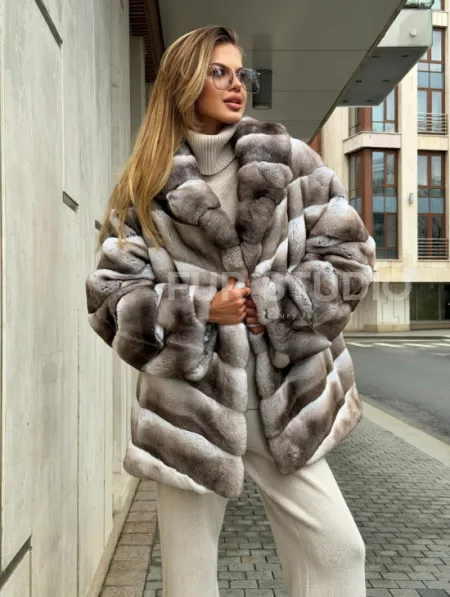 Шуба из меха шиншиллового кролика PREMIUM COLLECTION - фото 7
