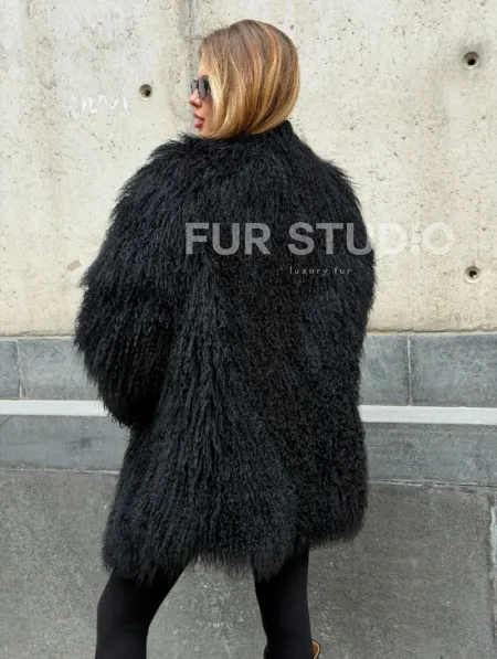 Черная шуба из ламы V-образный вырез - фото 6