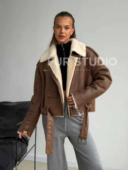 Короткая косуха-дубленка из овчины - фото 7