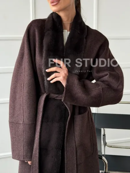 Длинное демисезонное пальто с мехом норки - фото 2