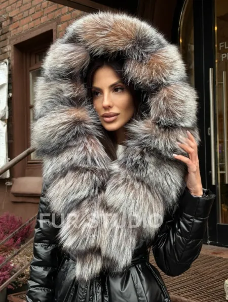 Чёрное пуховое пальто с меховым капюшоном из чернобурки - фото 5