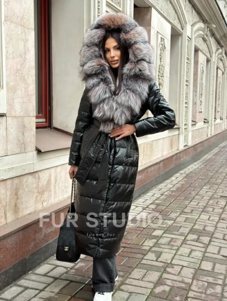 Чёрное пуховое пальто с меховым капюшоном из чернобурки - фото 16