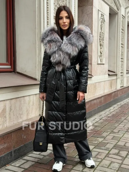 Чёрное пуховое пальто с меховым капюшоном из чернобурки - фото 0