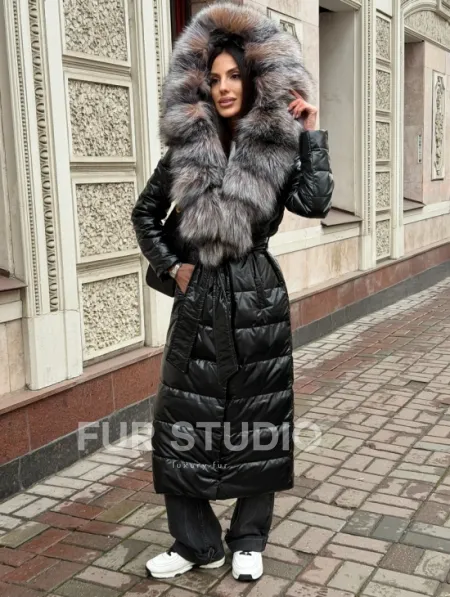 Чёрное пуховое пальто с меховым капюшоном из чернобурки - фото 9