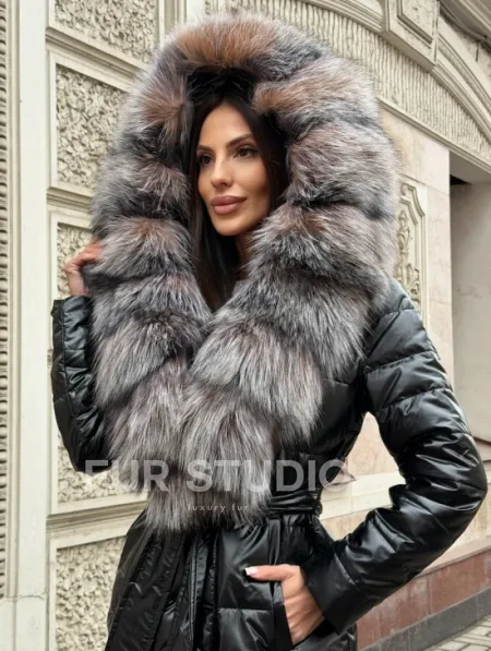 Чёрное пуховое пальто с меховым капюшоном из чернобурки - фото 7