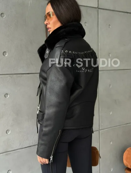 Черная короткая дубленка авиатор - фото 5