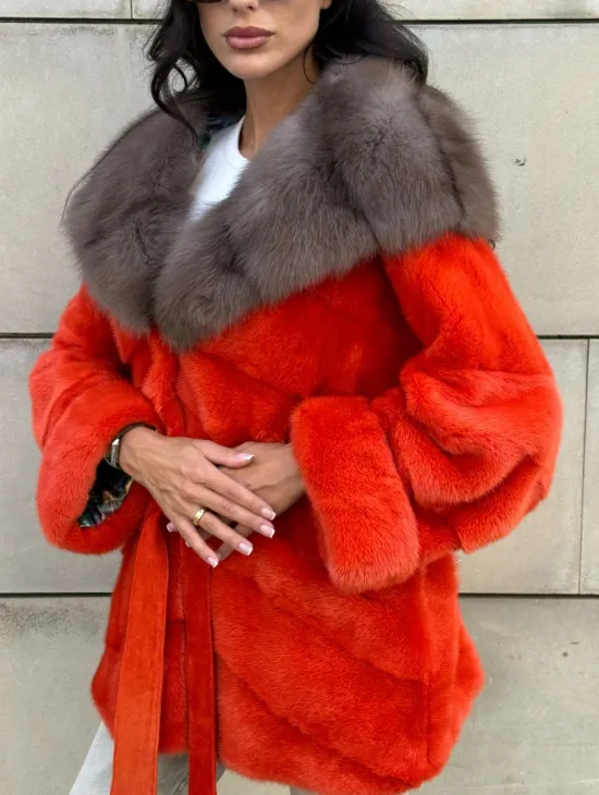 Шуба из меха норки цвета Grenadine (оранжевый) с капюшоном из меха куницы - фото 5