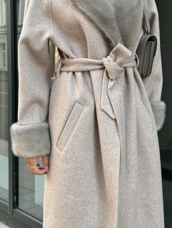 Женское демисезонное пальто с отделкой из меха норки - фото 1