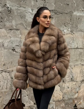 Полушубок из меха куницы пастель английский воротник - фото 10