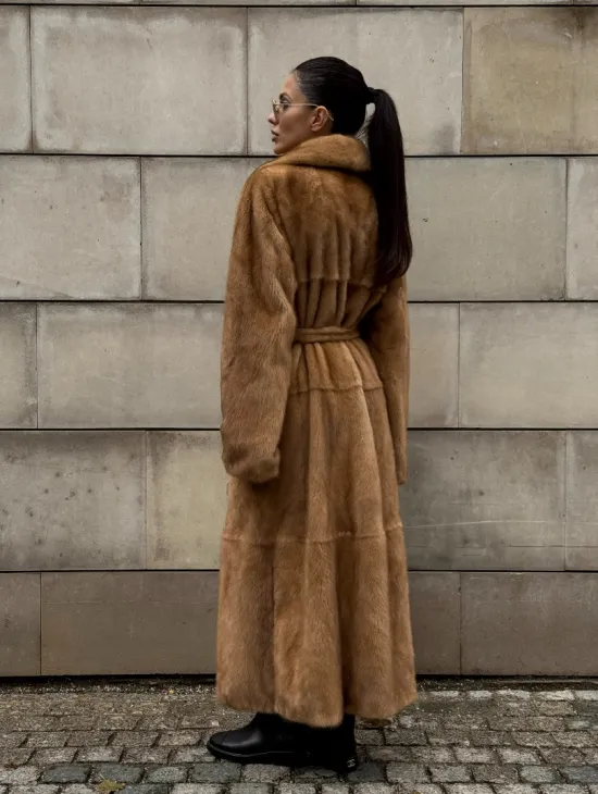 Шуба - халат maxi из меха норки Caramel с накладными карманами - фото 10