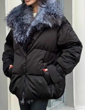 Модный пуховик в стиле Oversize с натуральным мехом чернобурки - фото 3