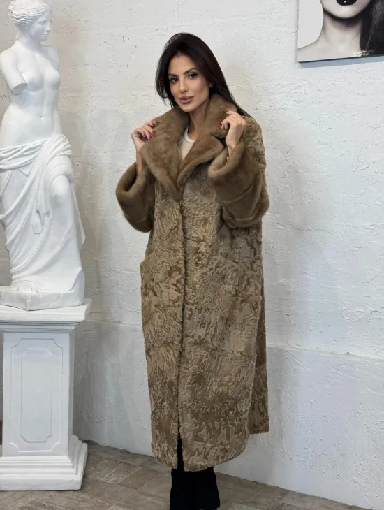 Длинное женское пальто из натурального меха каракульчи с отделкой из норки - фото 8
