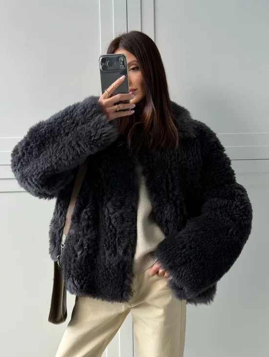 Короткая шуба - дубленка из натуральной овчины,  воротник апаш - фото 11