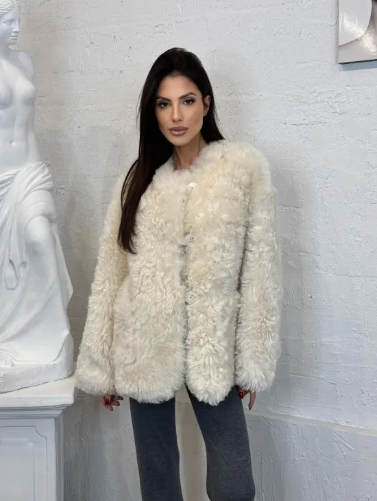 Жакет женский из натуральной овчины с круглым вырезом и накладными карманами - фото 8