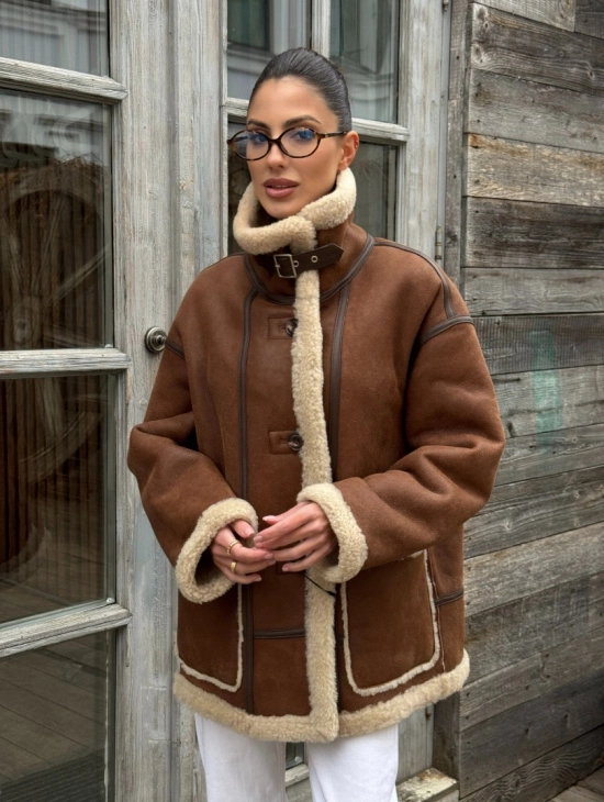 Современная коричневая дубленка из меха кёрли «Casual style» - фото 12