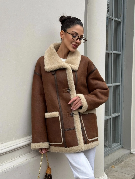 Современная коричневая дубленка из меха кёрли «Casual style» - фото 14
