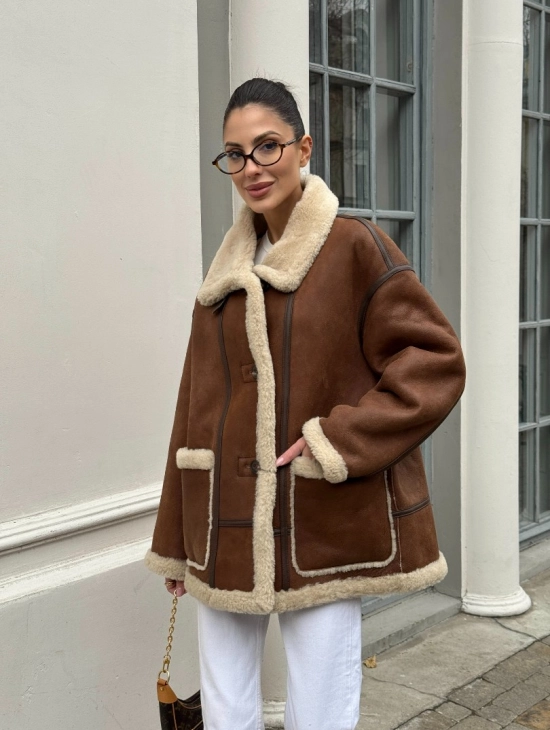 Современная коричневая дубленка из меха кёрли «Casual style» - фото 16