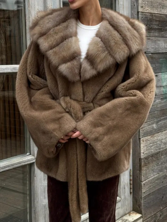 Шуба Luxury Fashion из плюшевой норки VELVET с капюшоном из меха куницы - фото 3