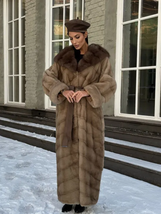 Длинная норковая шуба в цвете пастель с капюшоном из натуральной куницы - фото 10