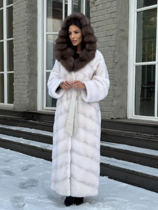 Белая длинная норковая шуба с капюшоном из натуральной куницы - фото 6
