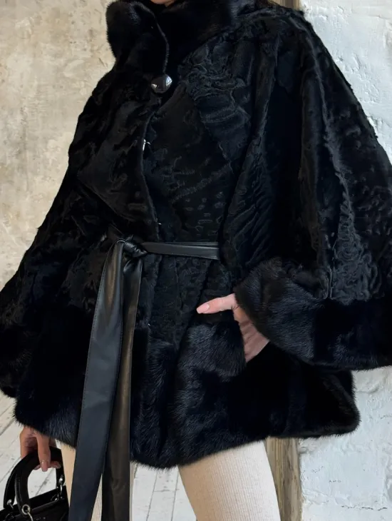 Женское меховое манто из меха каракульчи с отделкой из норки - фото 1