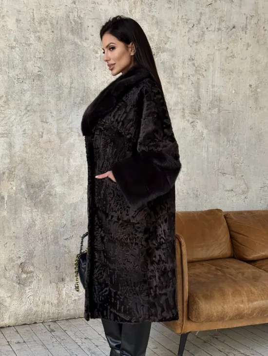 Женская шуба из натурального меха каракульчи с отделкой из норки - фото 3