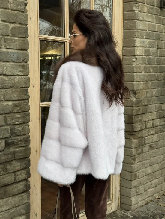 Короткая белая шубка с воротником из натуральной куницы - фото 4