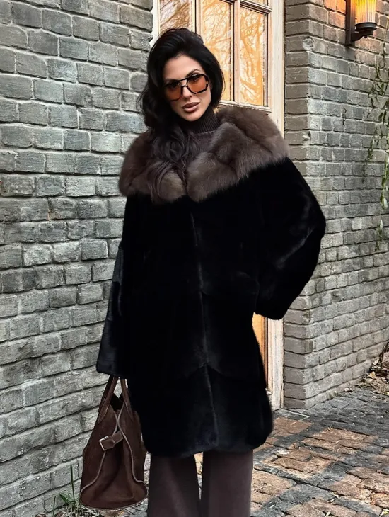 Норковая шуба Blackglama с капюшоном из меха куницы - фото 4