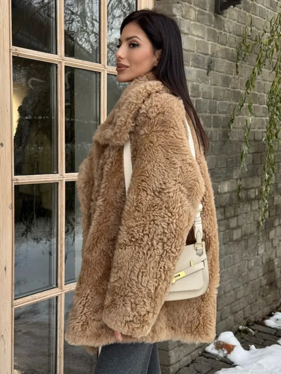 Шуба - дубленка из овчины в бежевом цвете - фото 5