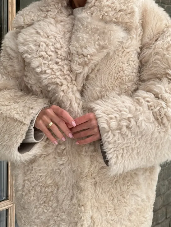 Светлая короткая шуба из испанской овчины - фото 1