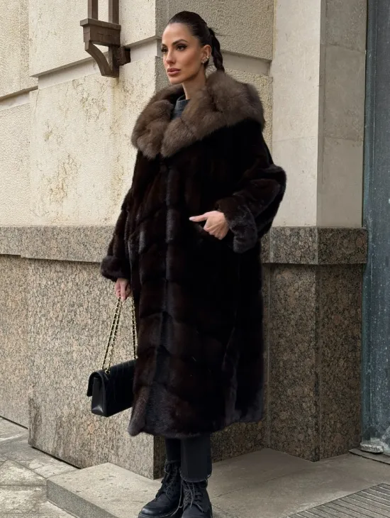 Удлиненная норковая шуба с капюшоном куница, цвет горький шоколад - фото 0