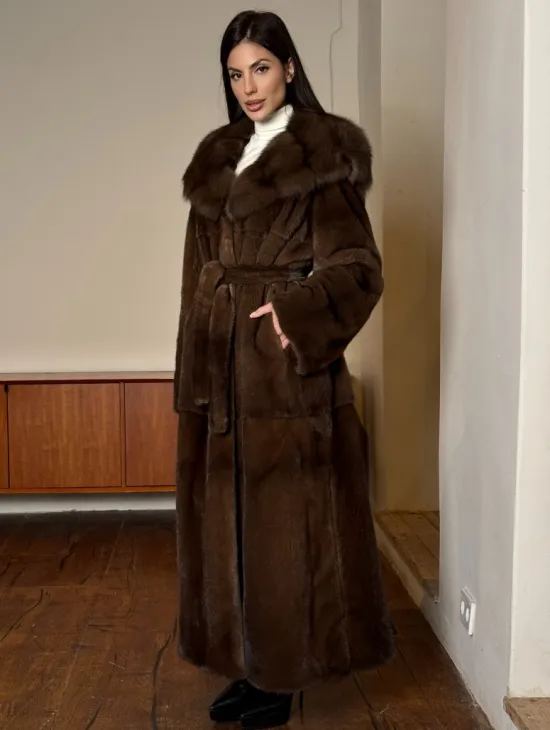 Длинная норковая шуба прямого кроя с меховым поясом и капюшоном из меха куницы - фото 4