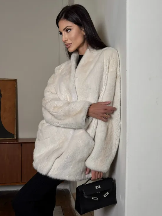 Светлый норковый полушубок жакет с V-образным воротником - фото 0