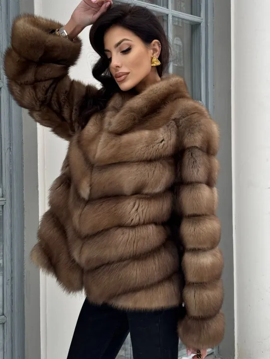 Шуба из меха куницы с V-образным воротником - фото 2