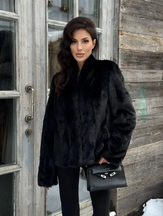 Черный короткий меховой жакет - полушубок с V-образным воротником - фото 7
