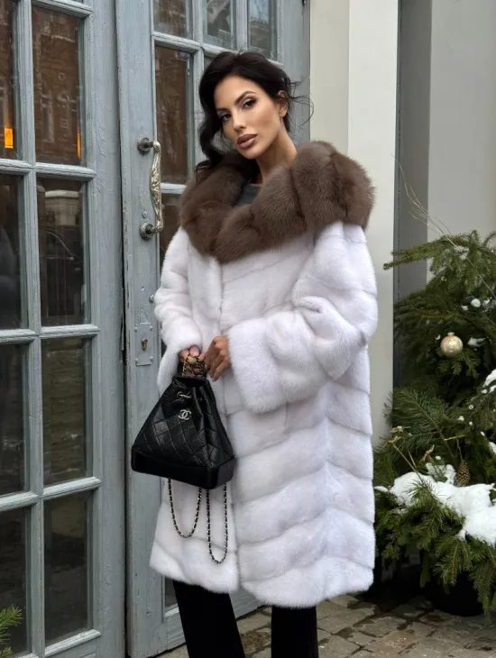 Белая прямая норковая шуба с капюшоном из меха куницы - фото 11