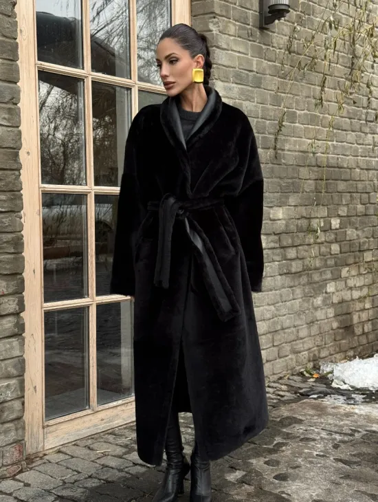 Двусторонняя модная дублёнка на запах из меха мериноса - фото 6