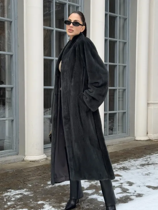 Модная норковая шуба в цвете графит с V-образным воротником - фото 7